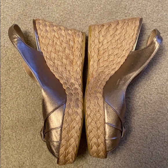 Stuart Weitzman gold Metallic peep toe wedge sling back espadrille Sandal size 9 - Picture 6 of 7